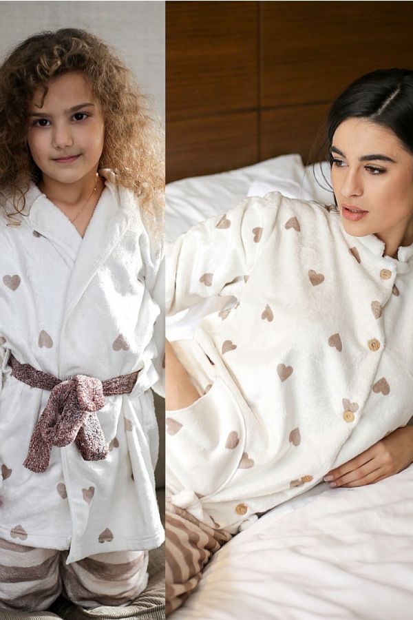 ΚΟΡΙΤΣΙΣΤΙΚΗ ΜΑΚΡΙΑ ΡΟΜΠΑ FLEECE ΣΤΑΥΡΩΤΗ ΜΕ ΚΟΥΚΟΥΛΑ ΚΑΙ ΣΧΕΔΙΟ ΚΑΡΔΟΥΛΕΣ