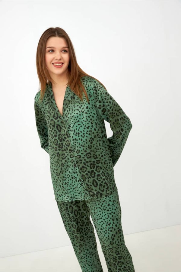ΓΥΝΑΙΚΕΙΑ ΕΛΑΣΤΙΚΗ ΣΑΤΕΝ ΜΑΚΡΙΑ ΠΙΤΖΑΜΑ ANIMAL PRINT ΜΕ ΚΟΥΜΠΙΑ ΚΙ ΑΝΟΙΧΤΟ ΜΠΑΤΖΑΚΙ